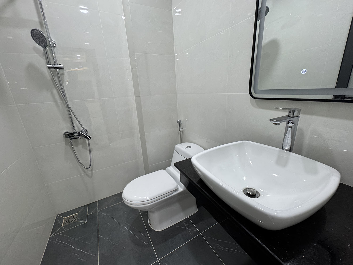Nhà phố 3 lầu thiết kế Singapore đẹp lung linh full nội thất cao cấp hẻm xe hơi Khu VIP Quang Trung
